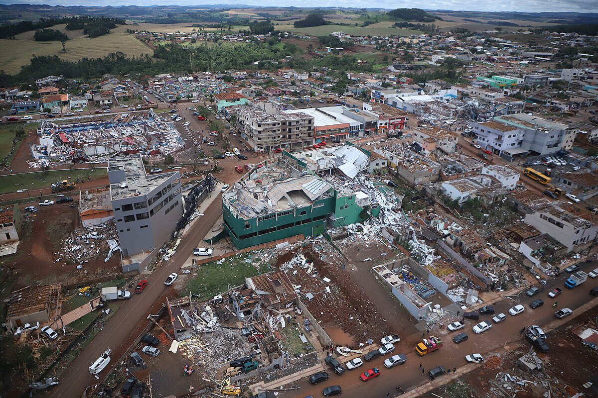 Destruição após tornado em Rio Bonito do Iguaçu